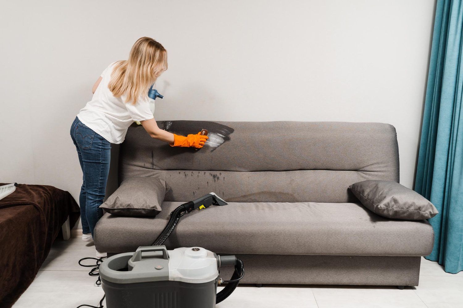 Como tirar chiclete do sofá sem danificar o tecido? Guia completo