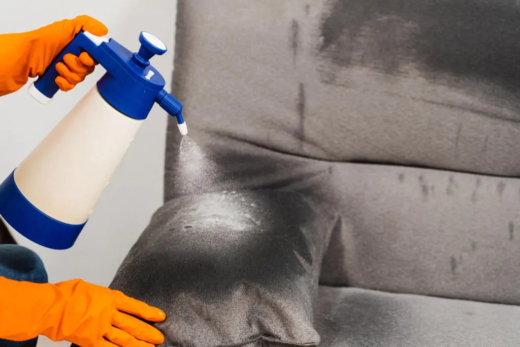 Como tirar chiclete do sofá sem danificar o tecido? Guia completo