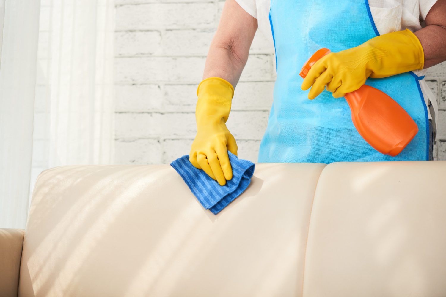 Como limpar sofá de veludo: Passo a passo completo