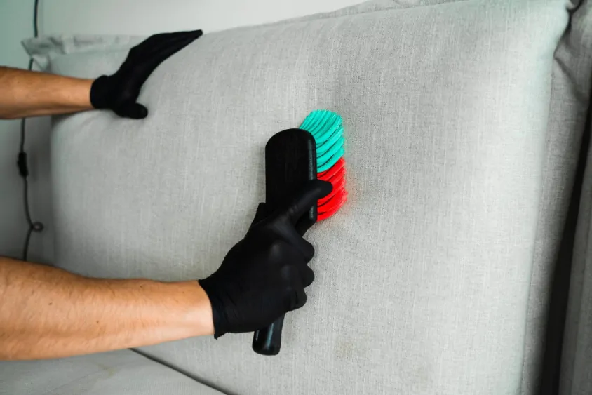 Como remover respingos de tinta de estofados sem danificar